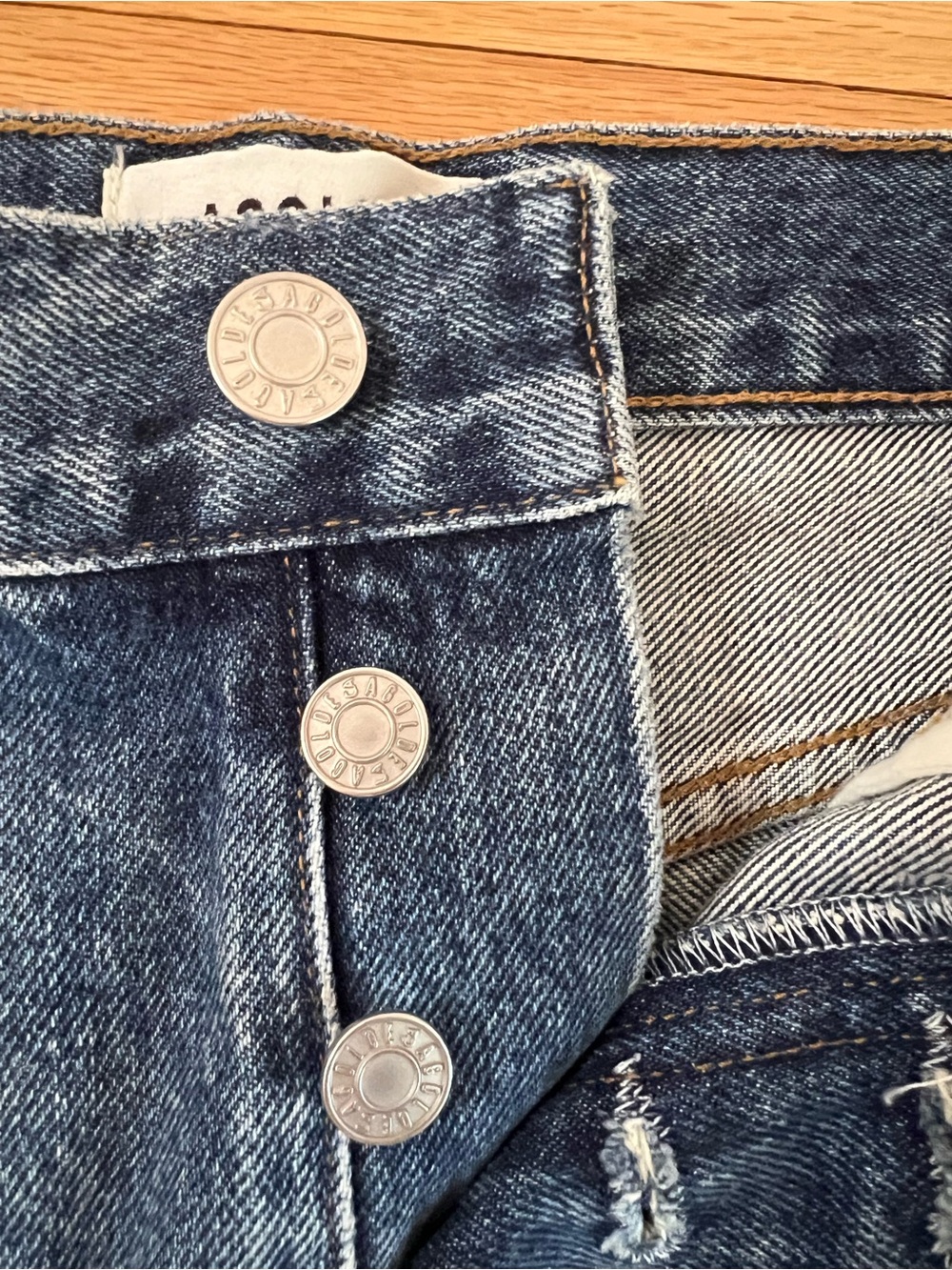 NWT AGOLDE Parker Vintage Cut-Off Denim Shorts in Lowkey 100% Organic Cotton - Picture 3 of 9